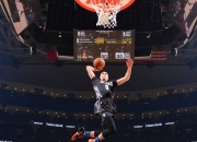 开云体育在线-小贾伦存在感拉满撕裂防线，雄鹿团队协作正面击溃开拓者