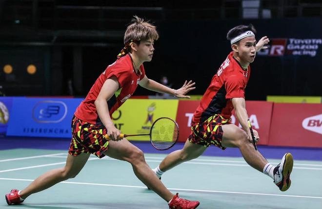 关于印度队完胜中国队，黄鸭组合点燃赛场的信息