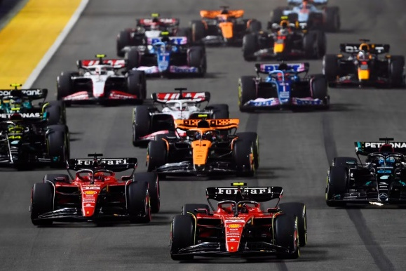 关于法拉利完胜阿斯顿马丁，汉密尔顿点燃赛场的信息