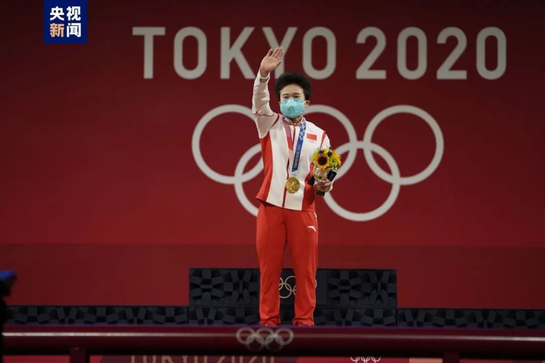 几内亚选手在举重比赛中喜获奖牌的简单介绍 几内亚选手在举重比赛中喜获奖牌的简单介绍