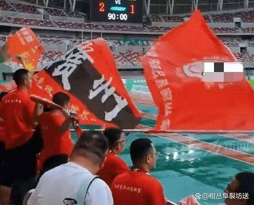 惊险胜利点燃球迷热情，现场气氛十分火爆！的简单介绍