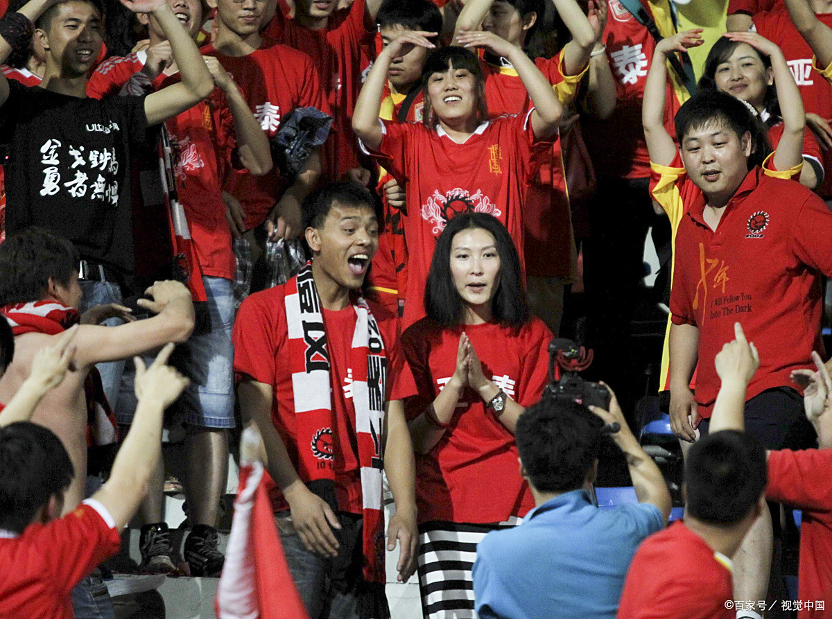 惊险胜利点燃球迷热情，现场气氛十分火爆！的简单介绍