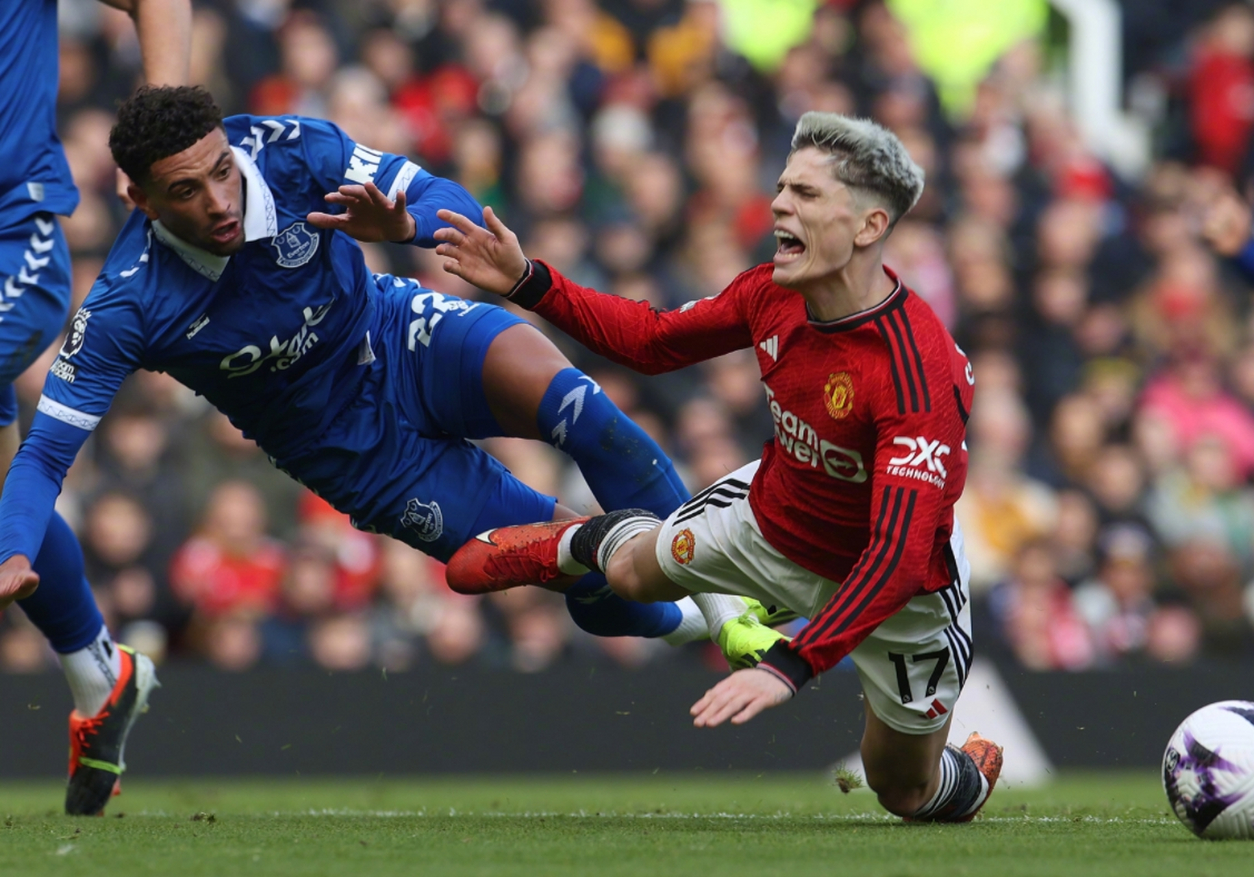 曼联逆转战胜对手，球迷欢呼不已