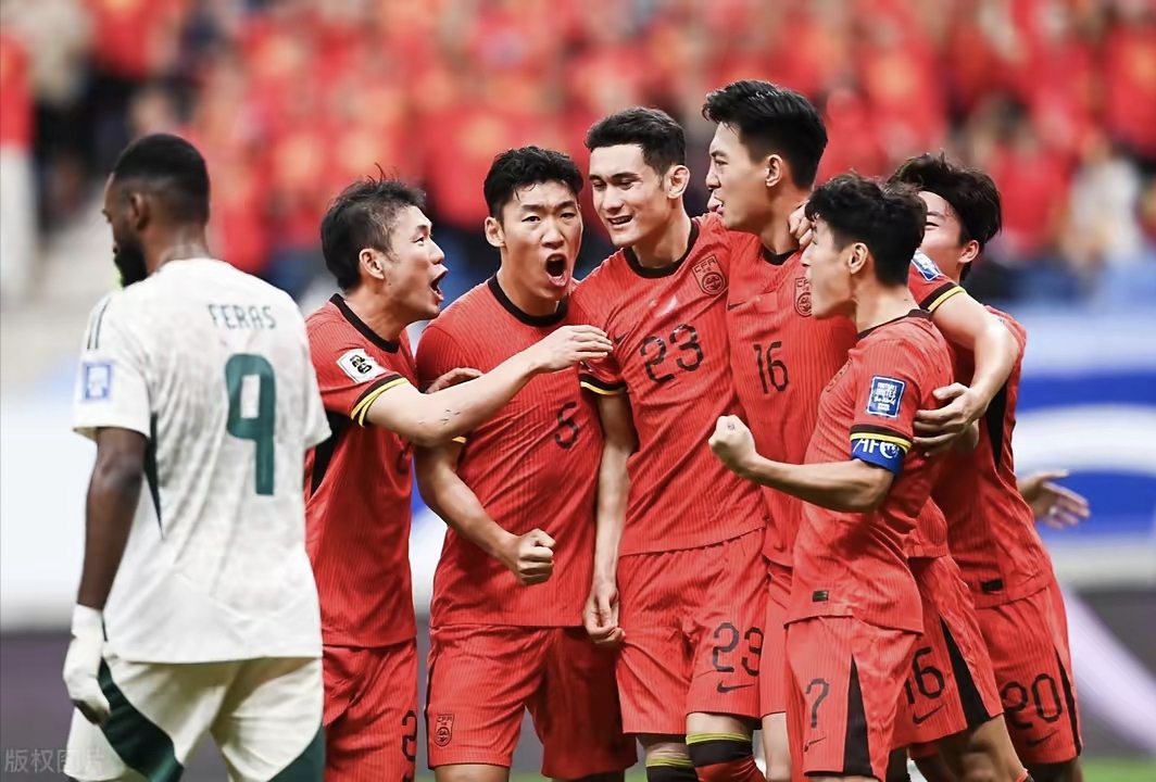 比赛中场面火爆,球员角逐激烈 比赛中场面火爆,球员角逐激烈