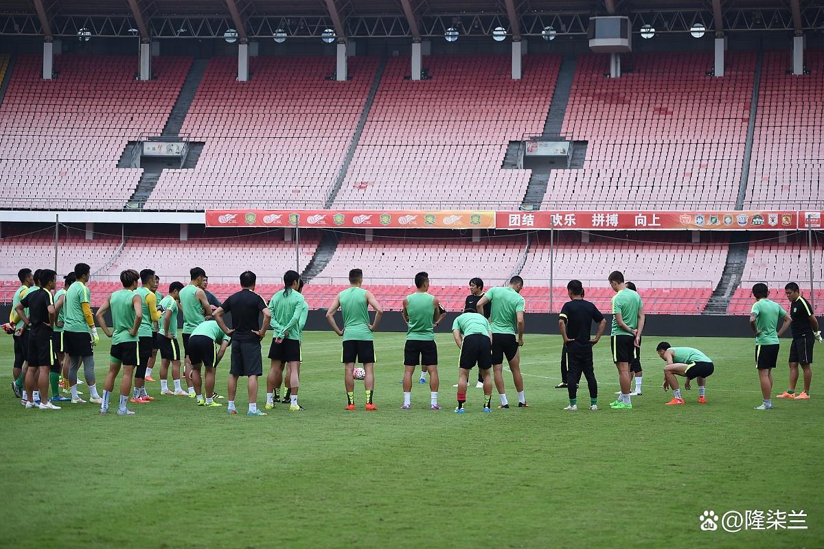 比赛中场面火爆,球员角逐激烈 比赛中场面火爆,球员角逐激烈