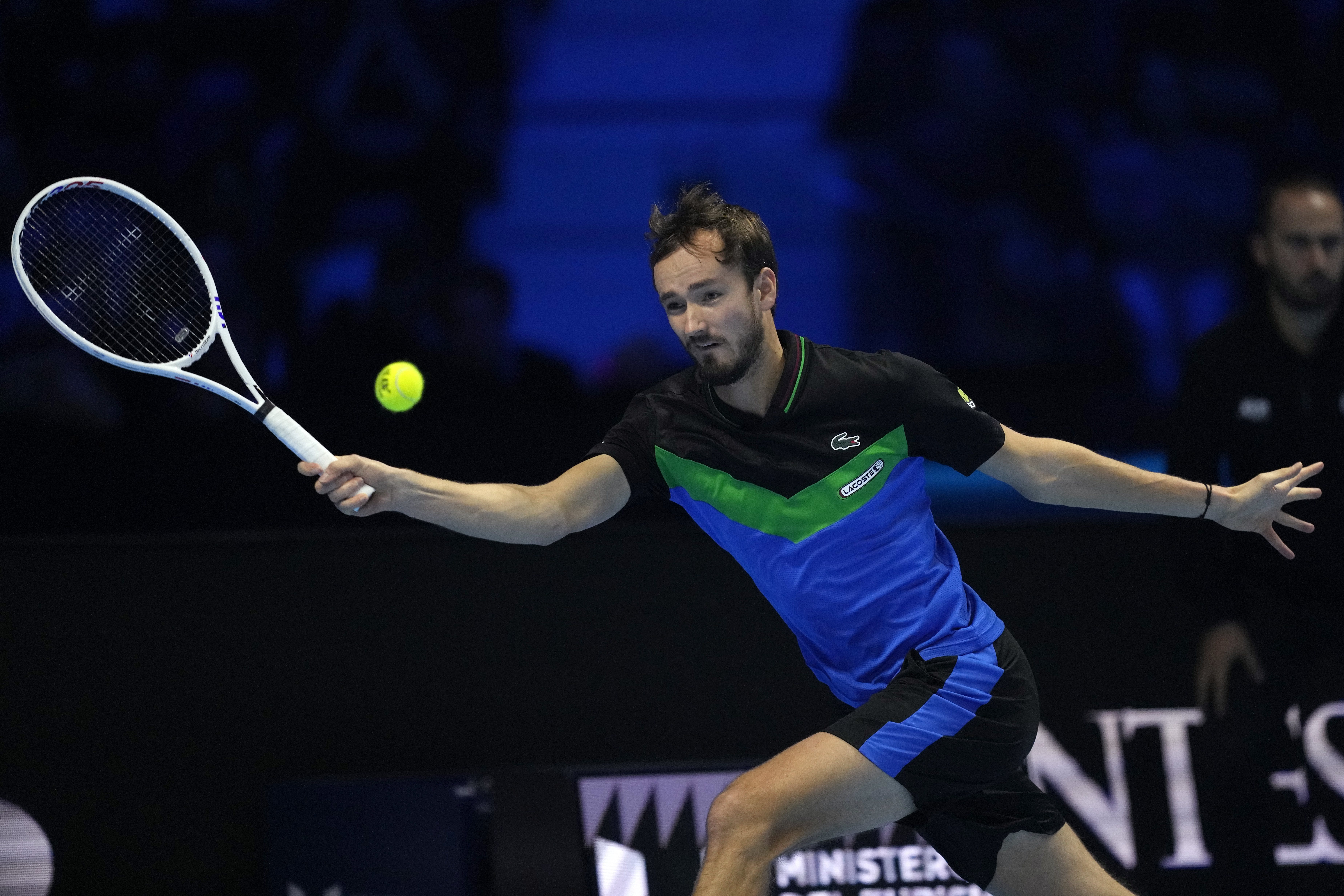 意大利网球队完胜西班牙网球队，梅德韦杰夫制霸全场的简单介绍