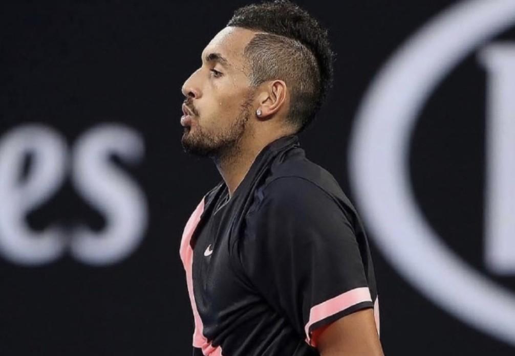 包含英国网球队爆冷世界网球队，克耶高斯打破历史纪录的词条