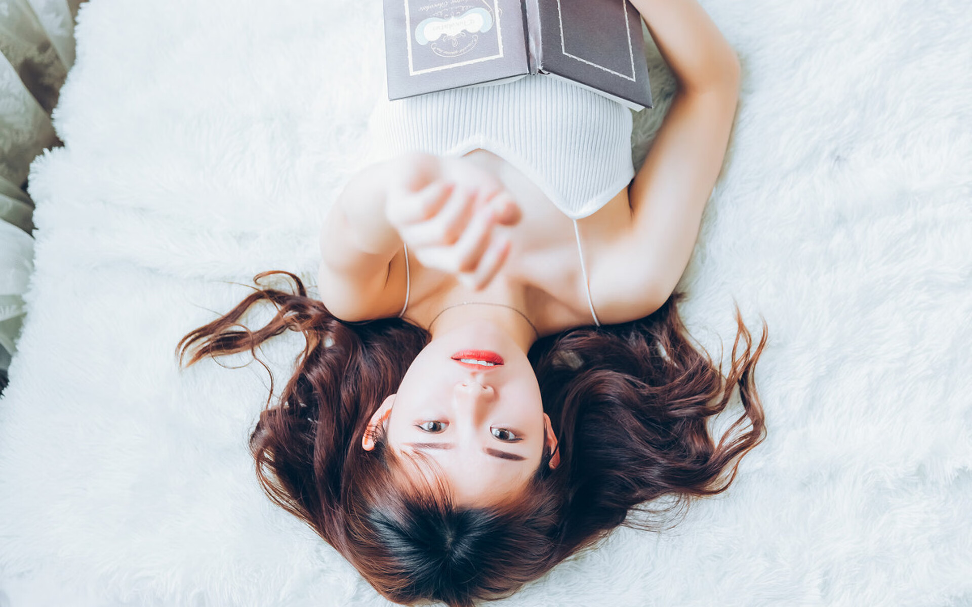 赛道与球场，当F1年度争冠进入白热化，新疆男篮横扫篮网的双重震撼