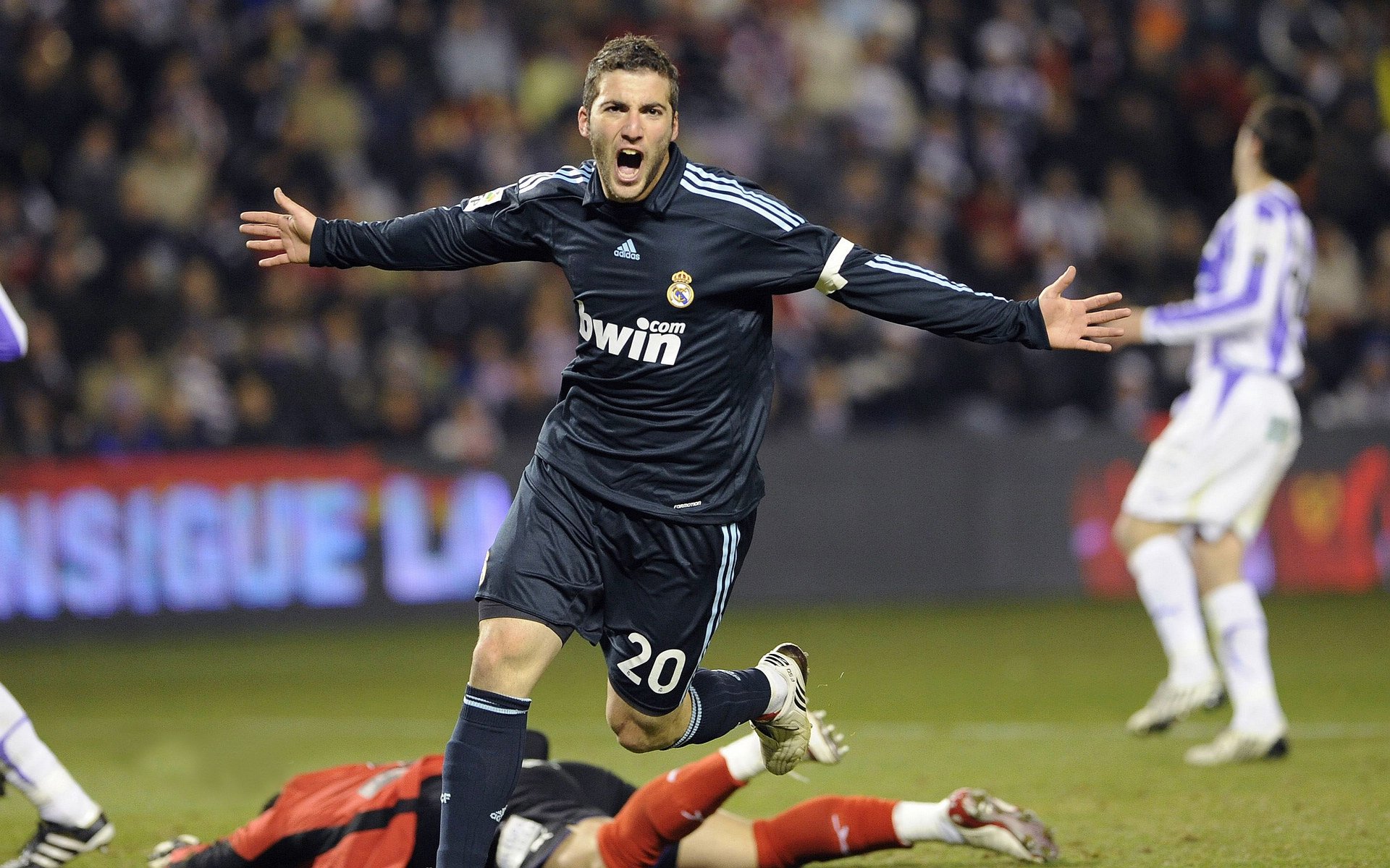 特奥·埃尔南德斯统治全场，利物浦力克比利亚雷亚尔晋级决赛